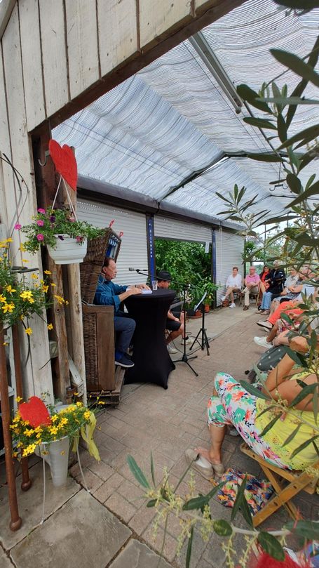 Ein Mann trägt etwas vor