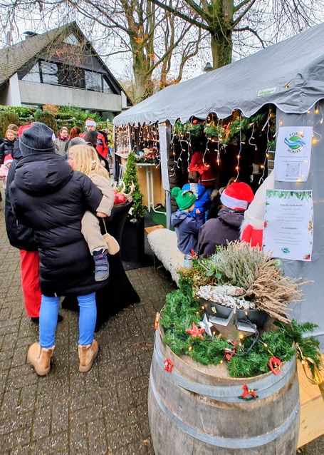 Menschen stehen am Weihnachtsstand