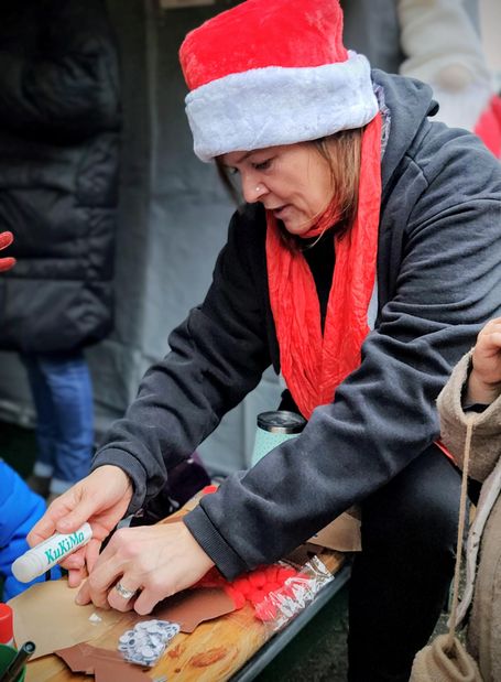 Eine Frau mit Weihnachtsmütze 