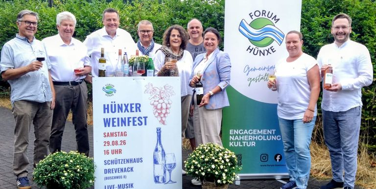 Eine Frau, ein Kind, ein Mann mit Müllgreifzangen.
