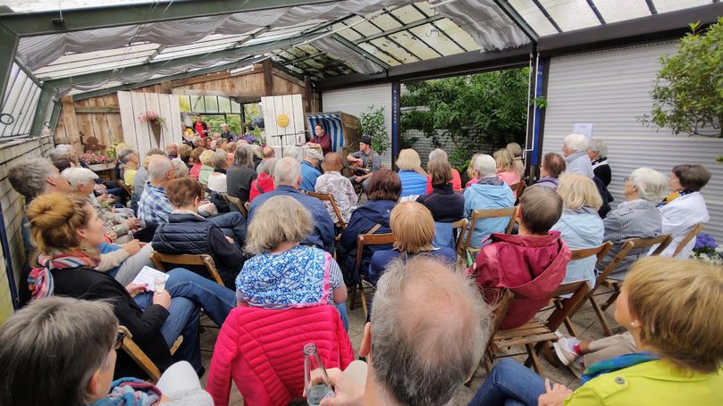 Viele Menschen hören den Künstlern zu