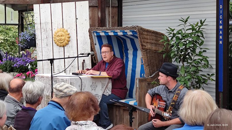 Zwei Männer tragen vor Menschen etwas vor