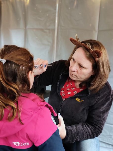 Eine Frau schminkt ein Kind