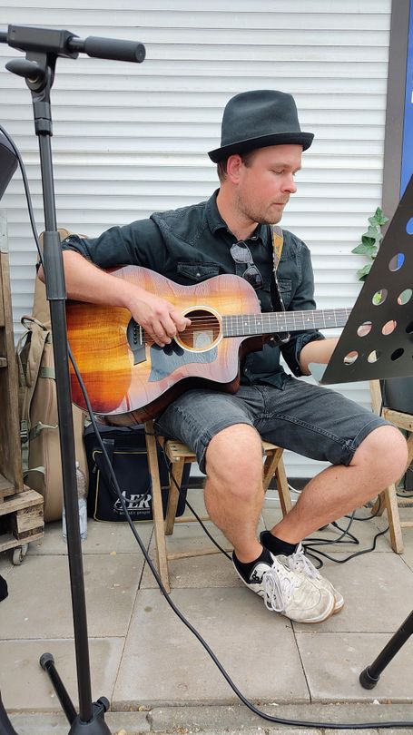 Ein Mann spielt Gitarre