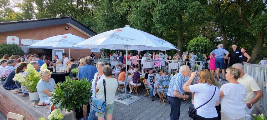 Viele Menschen auf einer Terasse