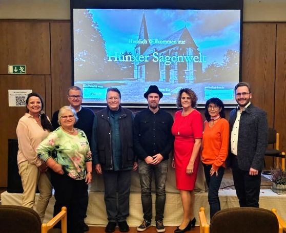 Menschen stehen nebeneinander