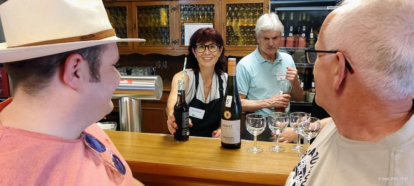 Menschen bestellen Wein an einer Theke