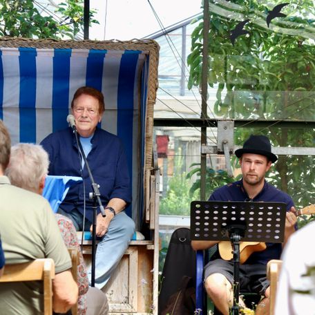 Zwei Männer tragen etwas vor