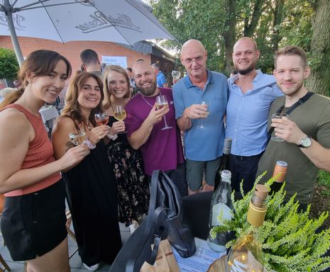 Lächelnde Menschen mit Weingläsern