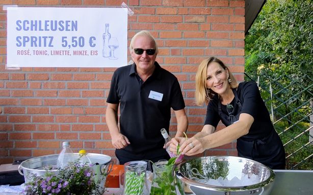 Zwei Menschen bereiten Getränke zu